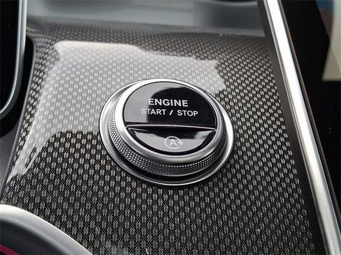 Used 2025 Mercedes-Benz GLC 300 4MATIC image 24