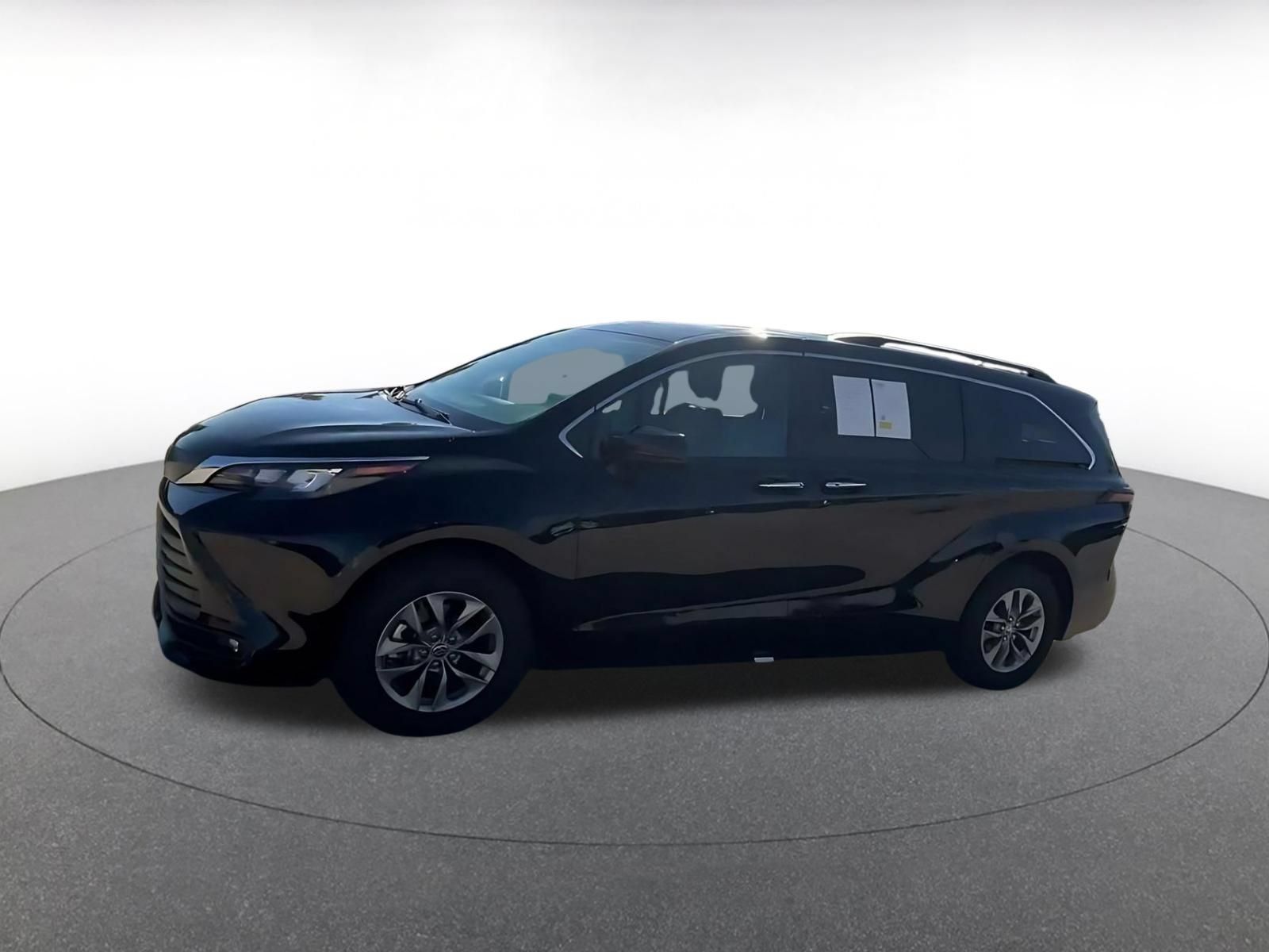 Used 2025 Toyota Sienna XLE FWD image 7