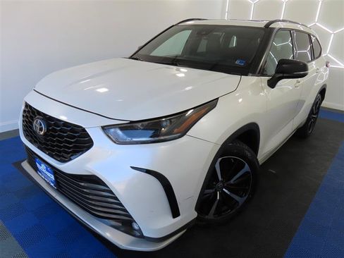 Used 2021 Toyota Highlander XSE FWD image 4