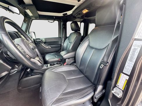 Used 2018 Jeep Wrangler Unlimited Sahara w/ Dual Top Group AWD/4WD image 19