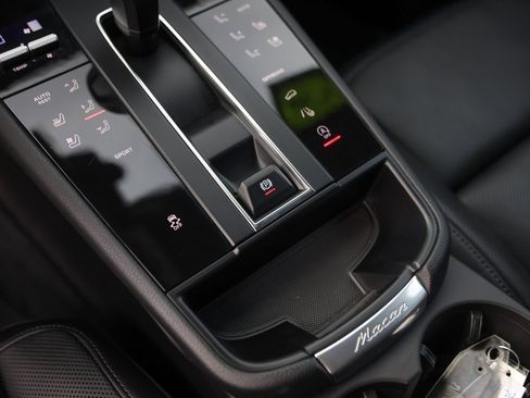 Used 2025 Porsche Macan image 20