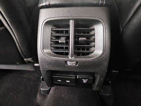 Used 2019 Jeep Cherokee Latitude Plus w/ Comfort/Convenience Group FWD image 40