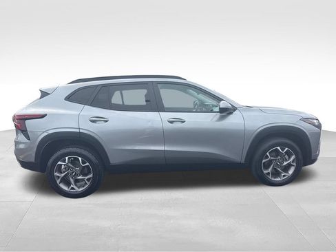 Used 2025 Chevrolet Trax LT FWD image 7