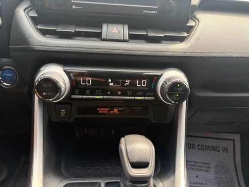 Used 2020 Toyota RAV4 XLE w/ Carpet Mat Package AWD/4WD image 15