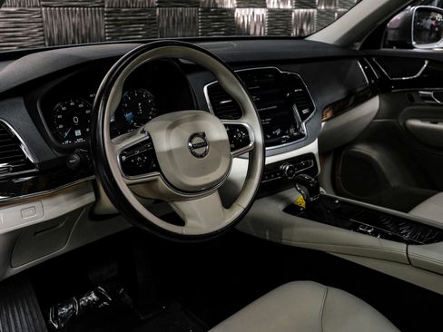 Used 2017 Volvo XC90 T6 Momentum w/ Convenience Package image 4