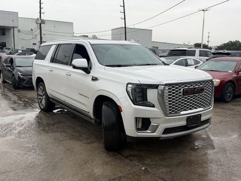 Used 2021 GMC Yukon XL Denali w/ Denali Premium Package AWD/4WD image 3