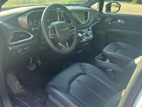 Used 2025 Chrysler Pacifica Select FWD image 11