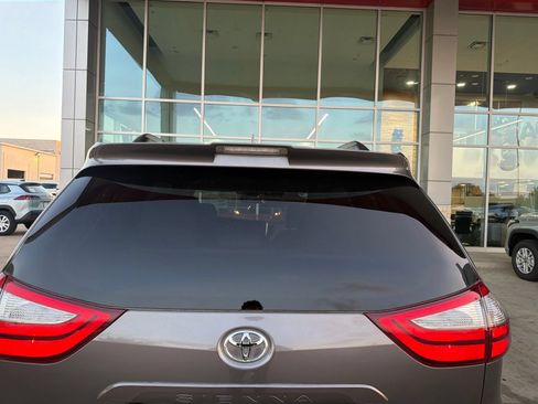 Used 2019 Toyota Sienna XLE FWD image 16