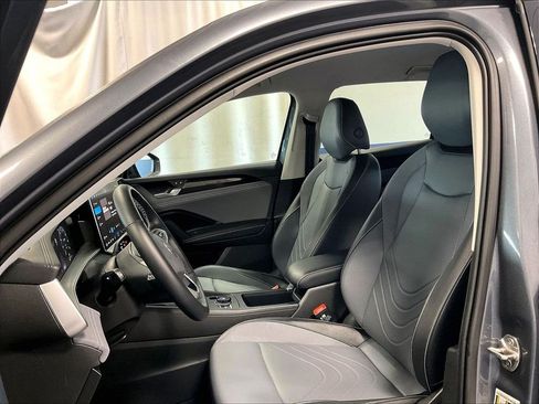 Used 2025 Volkswagen Tiguan SE AWD/4WD image 10
