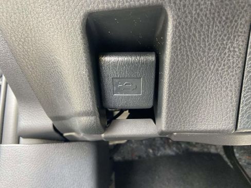 Used 2025 Toyota Camry SE image 28