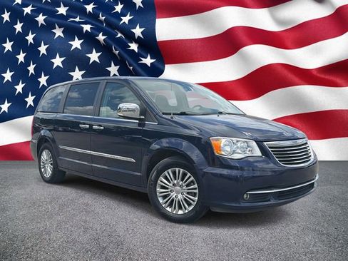 Used 2016 Chrysler Town & Country Touring-L w/ Driver Convenience Group FWD image 3