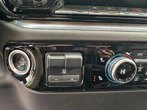 Used 2025 GMC Sierra 1500 SLT image 37