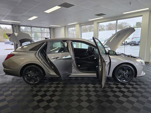 Used 2023 Hyundai Elantra SEL w/ Cargo Package image 15