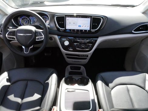 Used 2023 Chrysler Pacifica Touring-L image 9