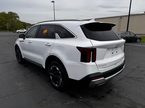 Used 2024 Kia Sorento S FWD image 4