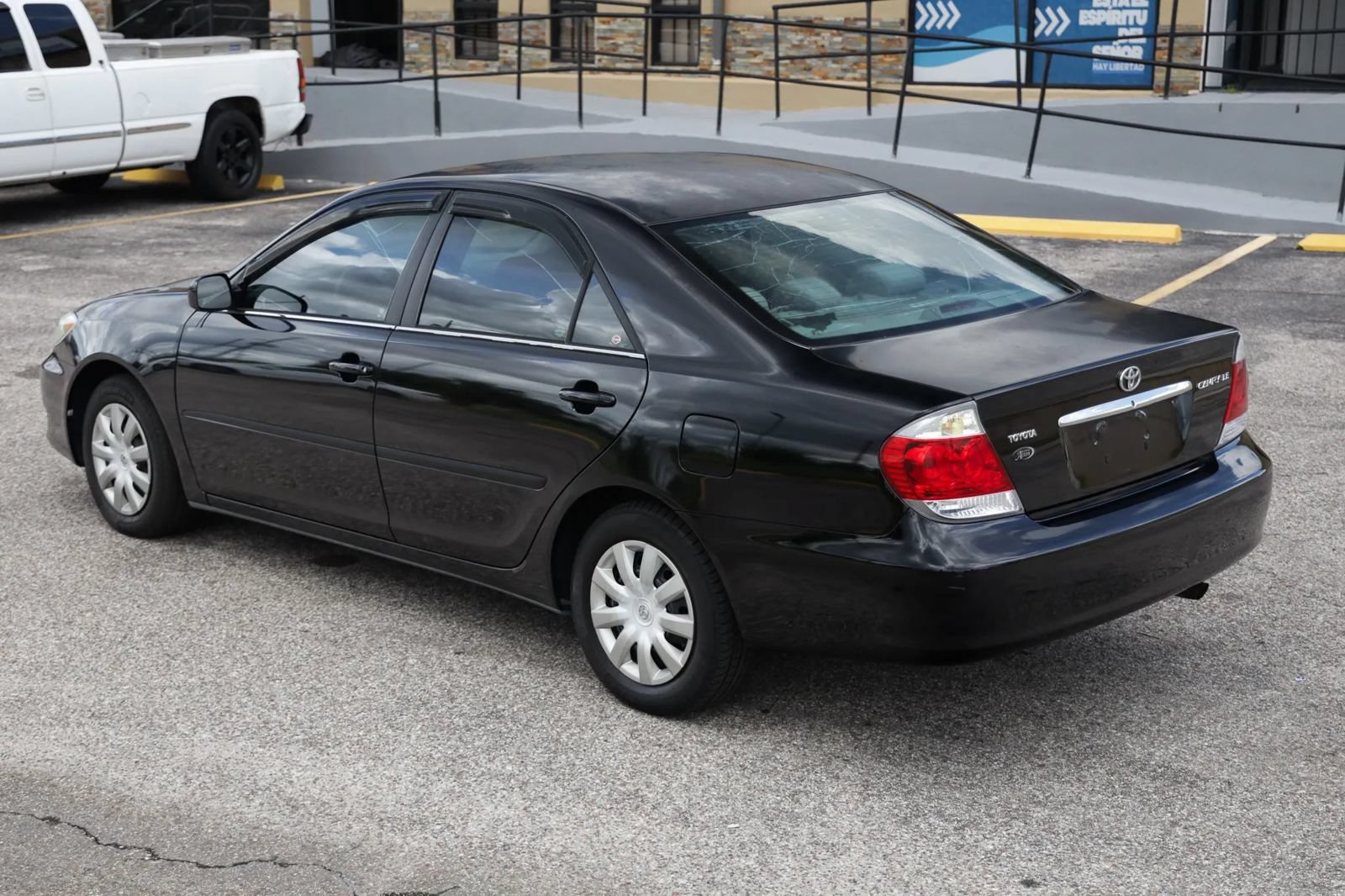 Used 2005 Toyota Camry LE FWD image 4