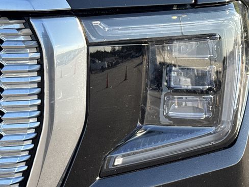 Used 2024 GMC Yukon Denali w/ Advanced Technology Package image 5