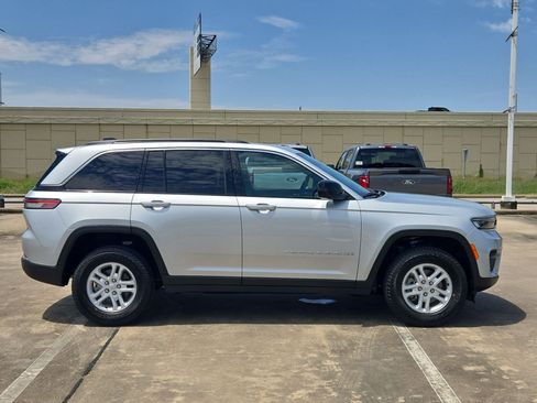 Used 2025 Jeep Grand Cherokee Laredo RWD image 2