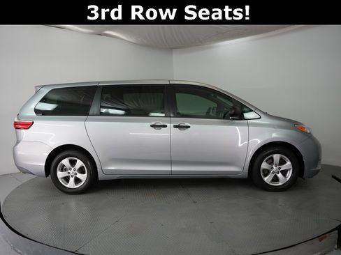 Used 2015 Toyota Sienna L image 5