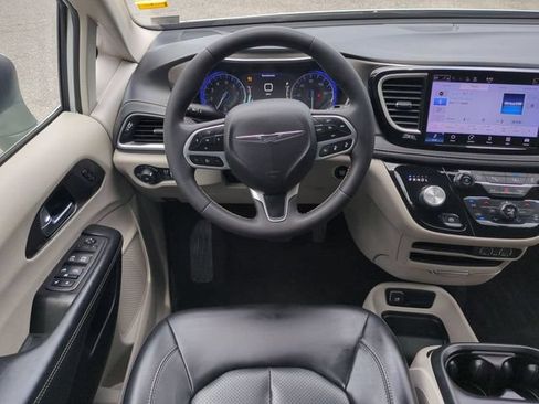 Used 2023 Chrysler Pacifica Touring-L FWD image 16