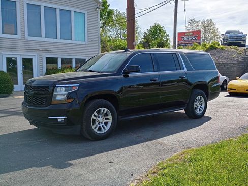 Used 2019 Chevrolet Suburban LT RWD image 1