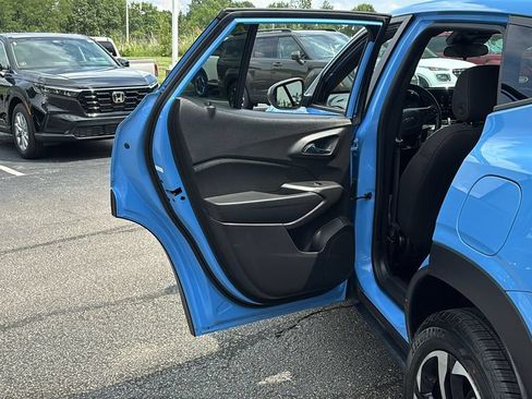 Used 2024 Chevrolet Trax RS FWD image 27
