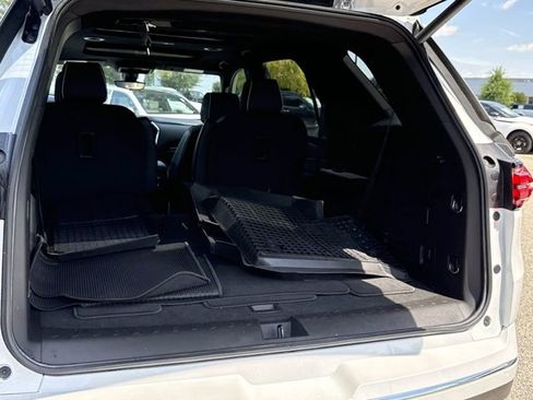 Used 2023 Chevrolet Traverse Premier FWD image 11