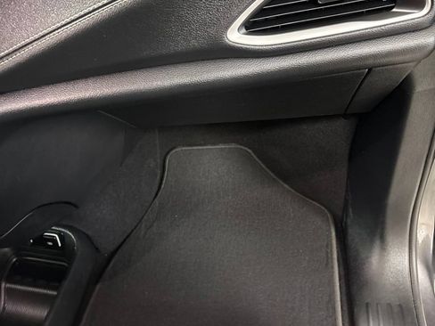 Used 2021 Chrysler Pacifica Touring w/ S Appearance Package FWD image 28