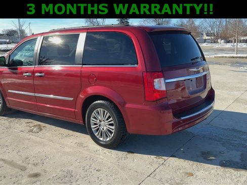 Used 2016 Chrysler Town & Country Touring-L image 6