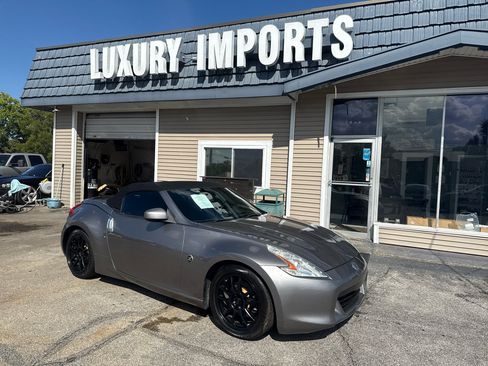 Used 2010 Nissan 370Z Roadster image 2