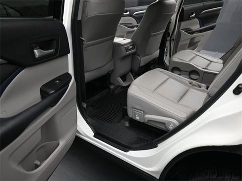 Used 2017 Toyota Highlander Limited image 18