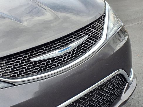 Used 2018 Chrysler Pacifica Touring-L w/ Tire & Wheel Group FWD image 32