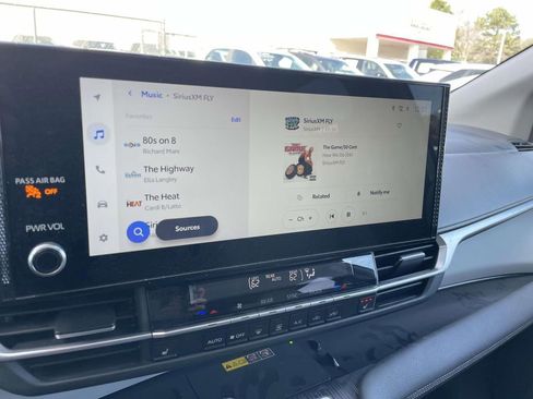 Used 2025 Toyota Sienna XLE image 40