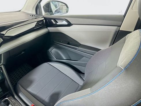 Used 2024 Volkswagen Taos SE image 24