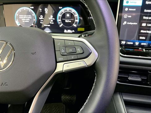 New 2026 Volkswagen Tiguan SE image 18