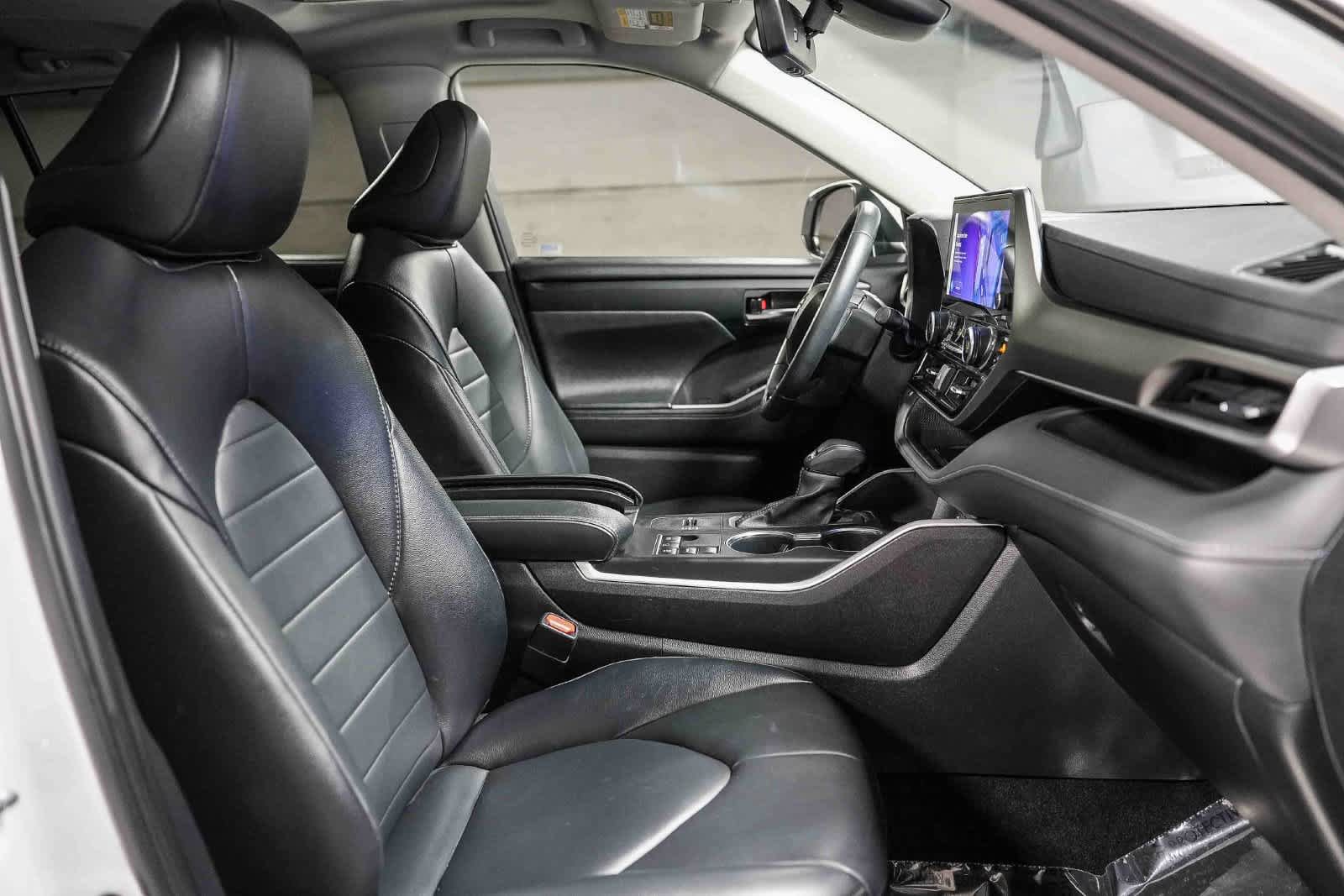 Used 2024 Toyota Highlander XLE FWD image 16