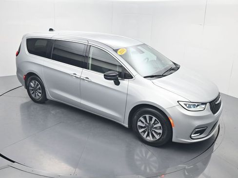 Used 2024 Chrysler Pacifica Limited FWD image 56