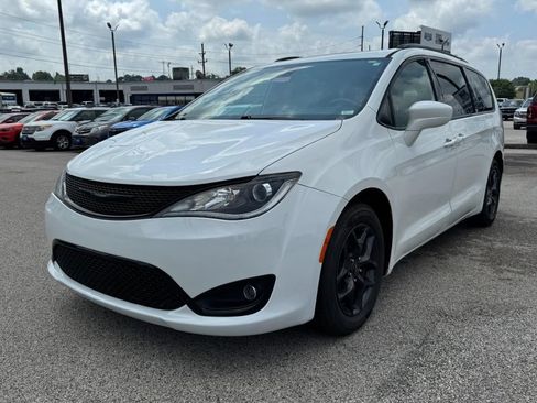 Used 2018 Chrysler Pacifica Touring-L Plus FWD image 8