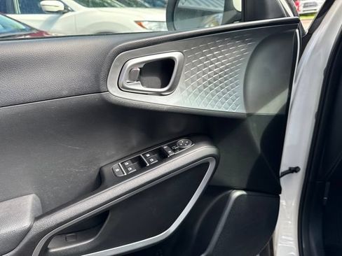 Used 2025 Kia Soul LX w/ LX Technology Package FWD image 26