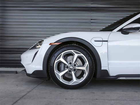 Certified 2022 Porsche Taycan 4 Cross Turismo image 13