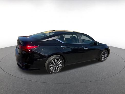 Used 2025 Nissan Altima 2.5 SV image 15