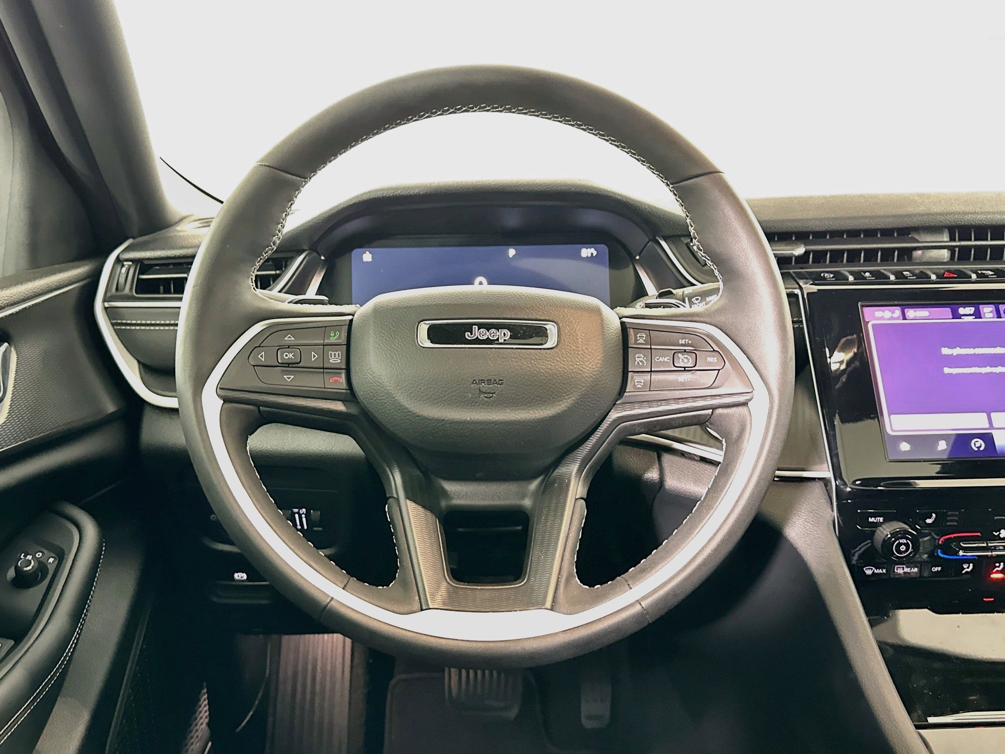 Used 2025 Jeep Grand Cherokee Altitude AWD/4WD image 18