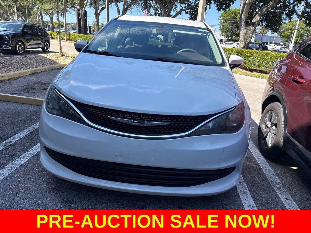 Used 2017 Chrysler Pacifica Touring FWD image 1