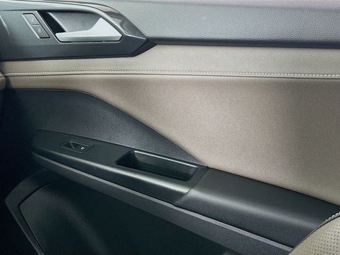 Used 2022 Volkswagen Taos SEL w/ Panoramic Sunroof Package image 17