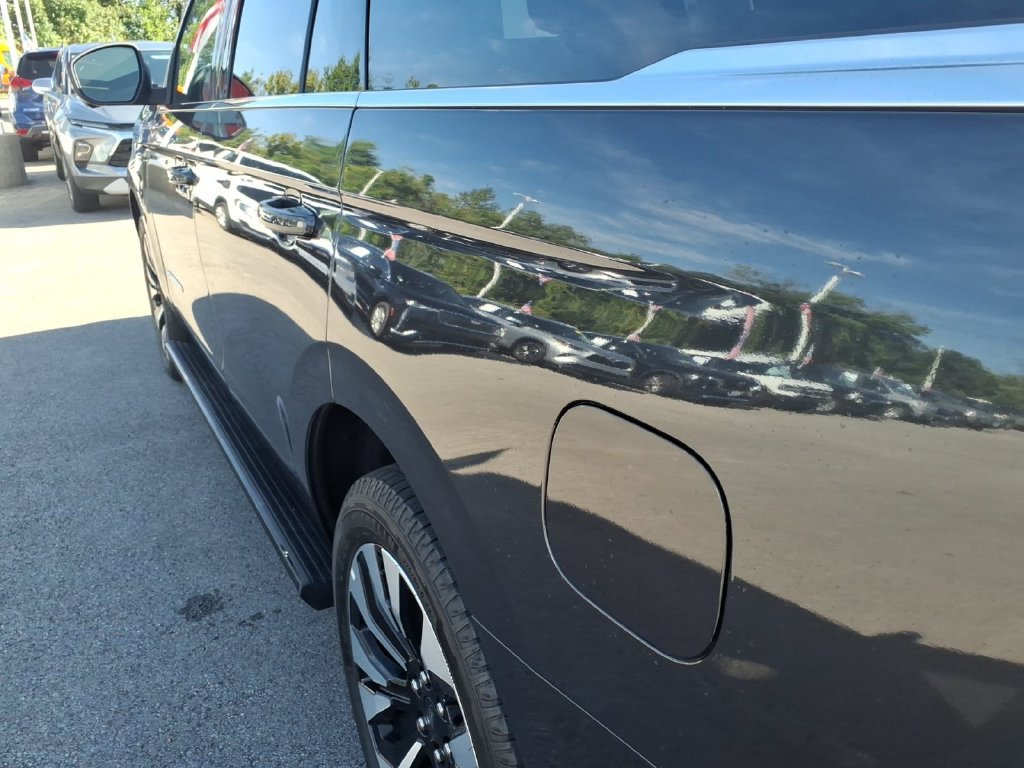 Used 2025 Ford Expedition Platinum w/ Driver's Package AWD/4WD image 17