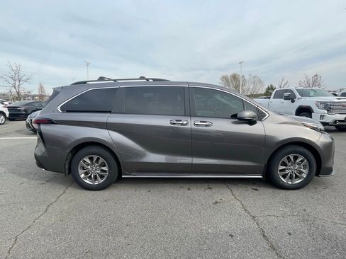 Used 2024 Toyota Sienna XLE image 9