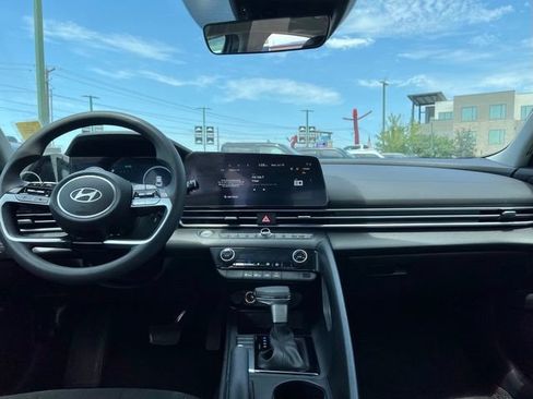 Used 2024 Hyundai Elantra SEL FWD image 31