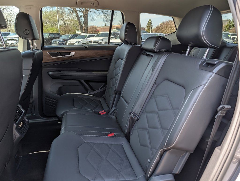 Used 2025 Volkswagen Atlas SE AWD/4WD image 30