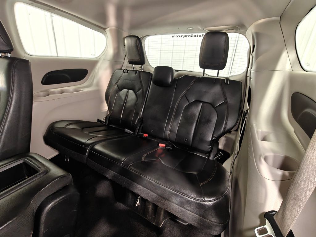 Used 2017 Chrysler Pacifica Touring-L FWD image 28