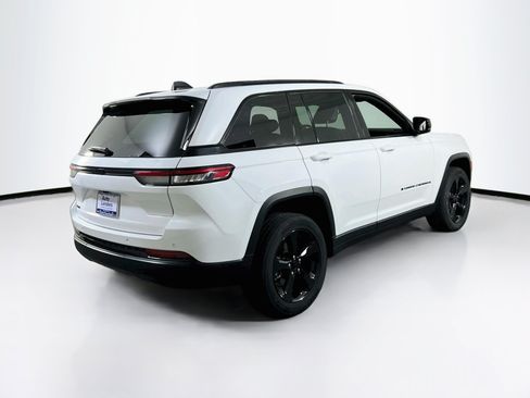 Used 2023 Jeep Grand Cherokee Altitude AWD/4WD image 5